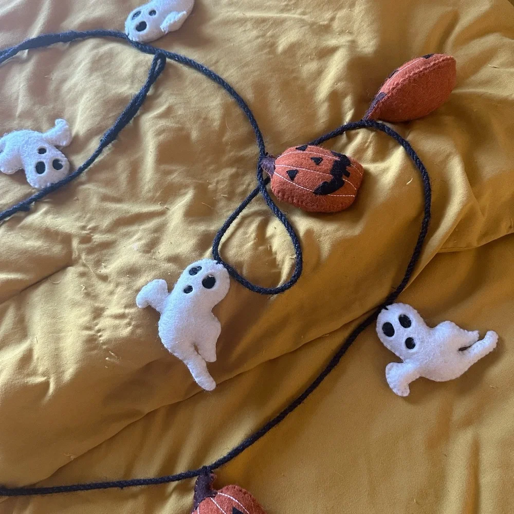 Halloween Garland 6ft. Great condition! Ghost and pumpkin Halloween decoration.